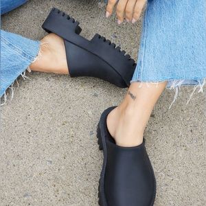 Jeffrey Campbell Black Platform Clogs | Women’s size 9